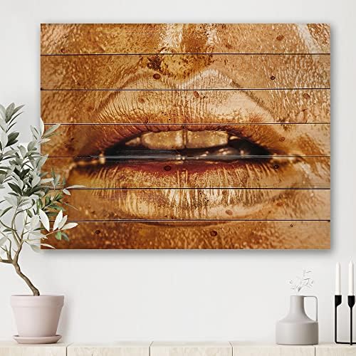 עיצוב מקרוב של שפתי אישה עם איפור זהוב בהיר עיצוב קיר עץ מודרני ועכשווי, אמנות קיר עץ כתום, אנשים גדולים לוחות קיר מעץ מודפסים על אמנות עץ אורן טבעי